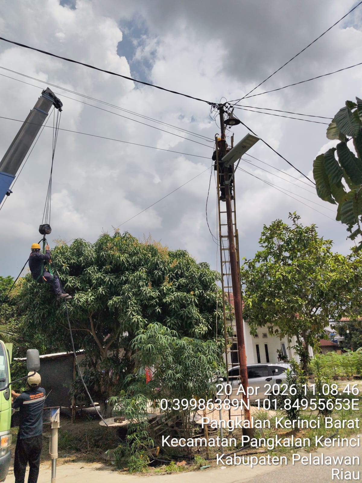 PENINGKATAN LAYANAN LISTRIK DI JALAN RAJA, PERUMDA TUAH SEKATA TAMBAH TIANG DAN STABILKAN TEGANGAN